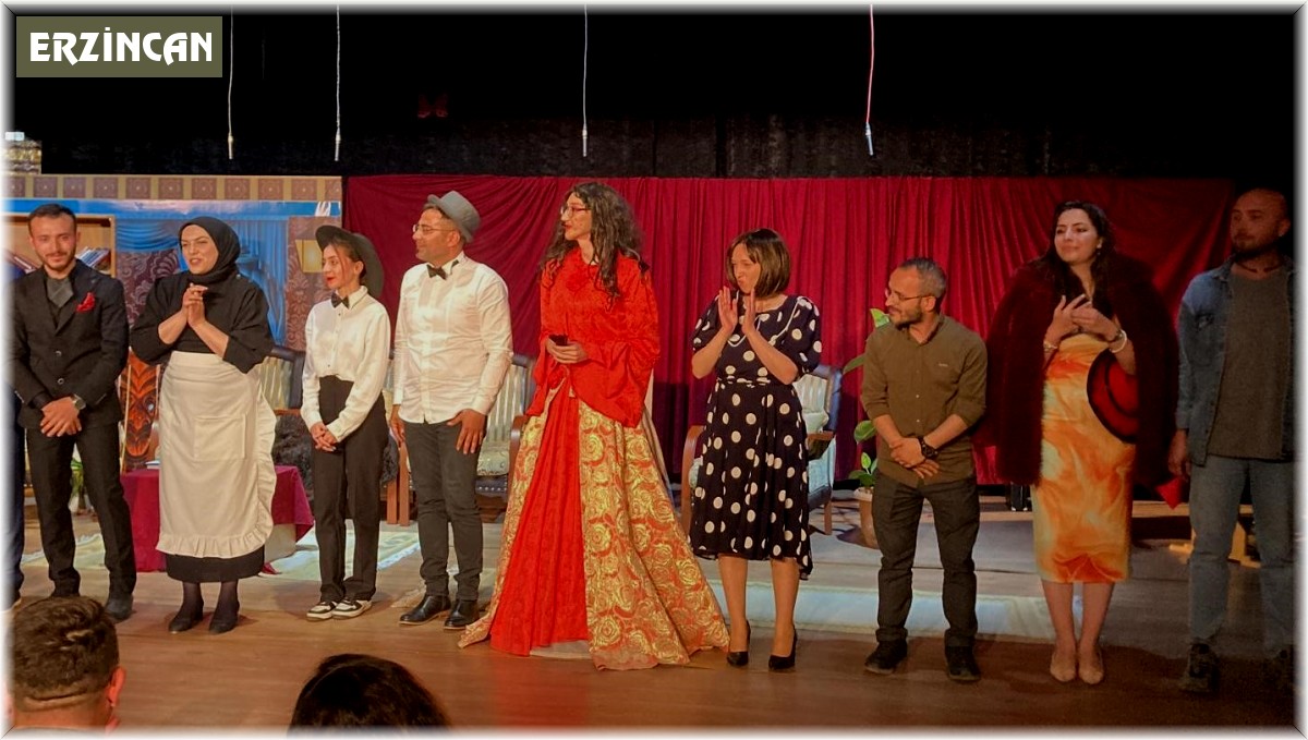 Erzincan'da 'İhtiyar Kız' isimli komedi oyunu sahnelendi