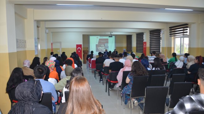 Bulanık'ta 'Tarihsel Perspektiften Gelecek Motivasyonuna' konulu konferans düzenlendi