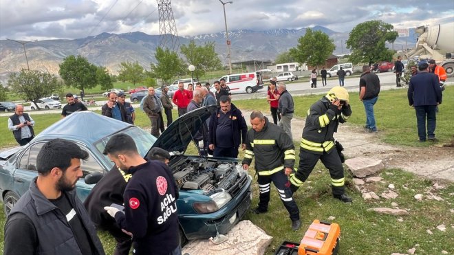 Erzincan'da takla atan otomobilde sıkışan sürücüyü itfaiye ekipleri kurtardı