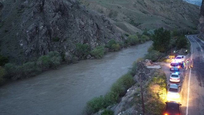 Erzincan'da Karasu Nehri'ne devrilen aracın sürücüsü yüzerek kurtuldu
