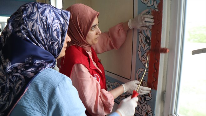 Gönüllü gençler, Iğdır'da camilerin zarar gören süslemelerini onarıyor
