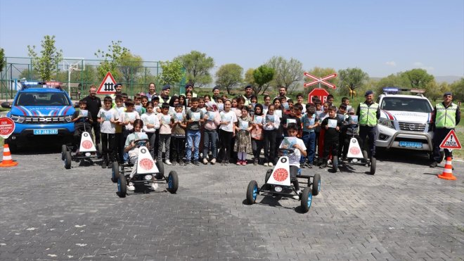 Muş'ta jandarma ekipleri öğrencilere trafik eğitimi verdi