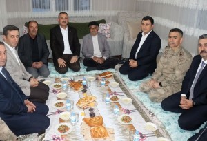 Ağrı Valisi Önder Bozkurt, Ramazan’da Patnos’taki çiftçi ailenin iftar sofrasında iftar yaptı