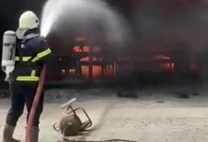 Doğubayazıt'ta Asfalt Tesisi Alev Aldı, İtfaiye Kısa Sürede Müdahale Etti
