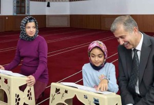 Üniversite camisinde yaz Kur'an kursu: Rektör Gülçin çocuklarla buluştu