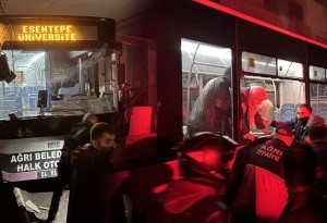 Ağrı'da alt geçitte duvara çarpan belediye otobüsündeki yolcular camlar kırılarak tahliye edildi
