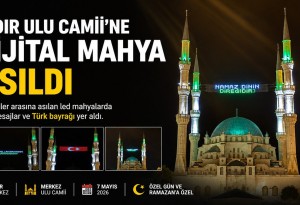 Iğdır Ulu Camii'nin dijital mahyasında dini mesajlar ve Türk bayrağı yer aldı