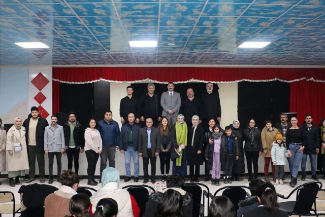 Diyadin'de 'Şahidimiz Anadolu' Tiyatro Gösterisi Büyük Beğeni Topladı