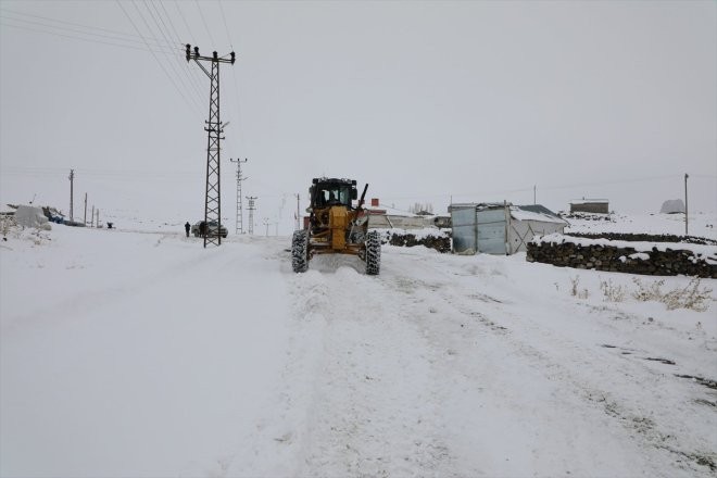 Ağrı'da kardan kapanan köy yolları ulaşıma açıldı