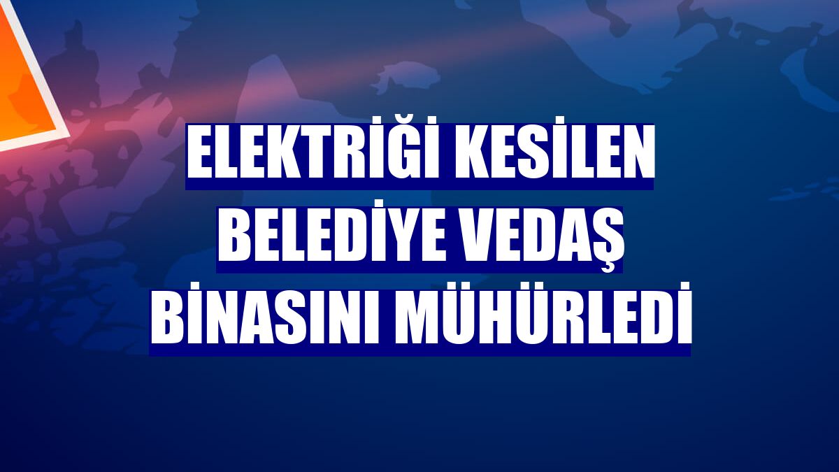 Elektriği kesilen belediye VEDAŞ binasını mühürledi