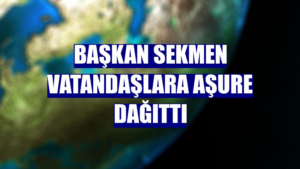 Başkan Sekmen vatandaşlara aşure dağıttı