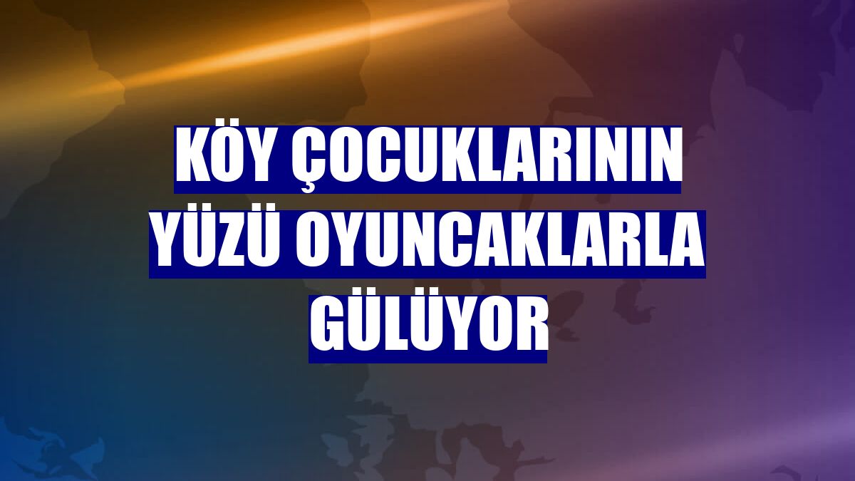 Köy çocuklarının yüzü oyuncaklarla gülüyor