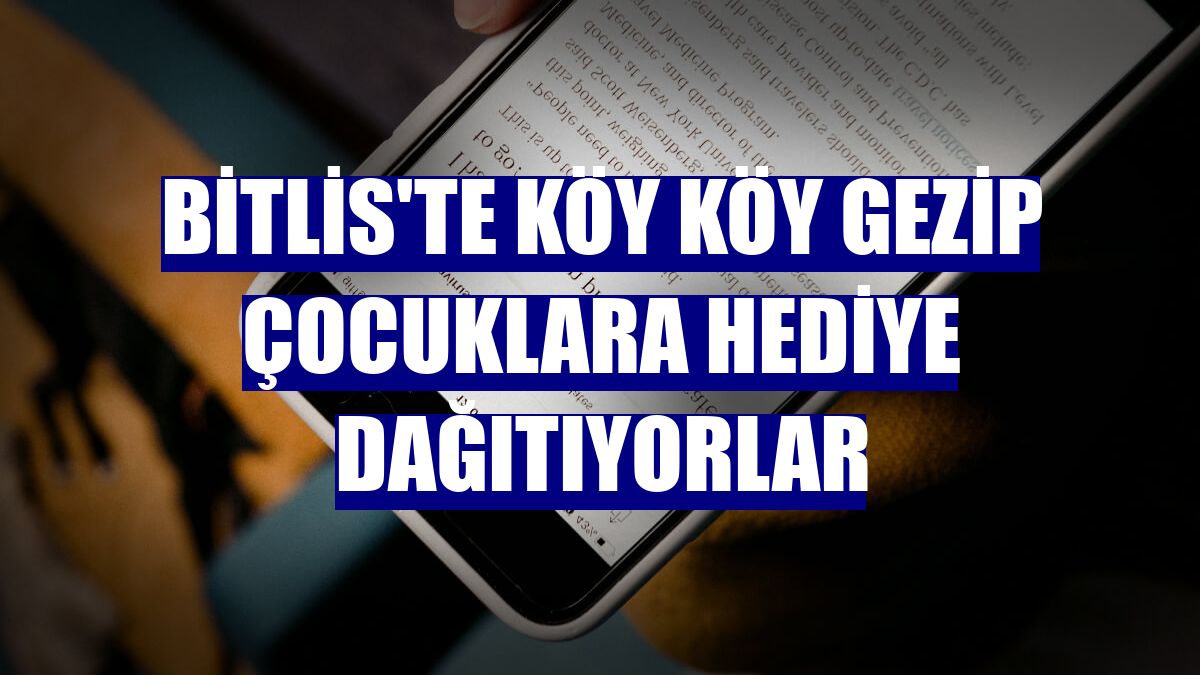 Bitlis'te köy köy gezip çocuklara hediye dağıtıyorlar