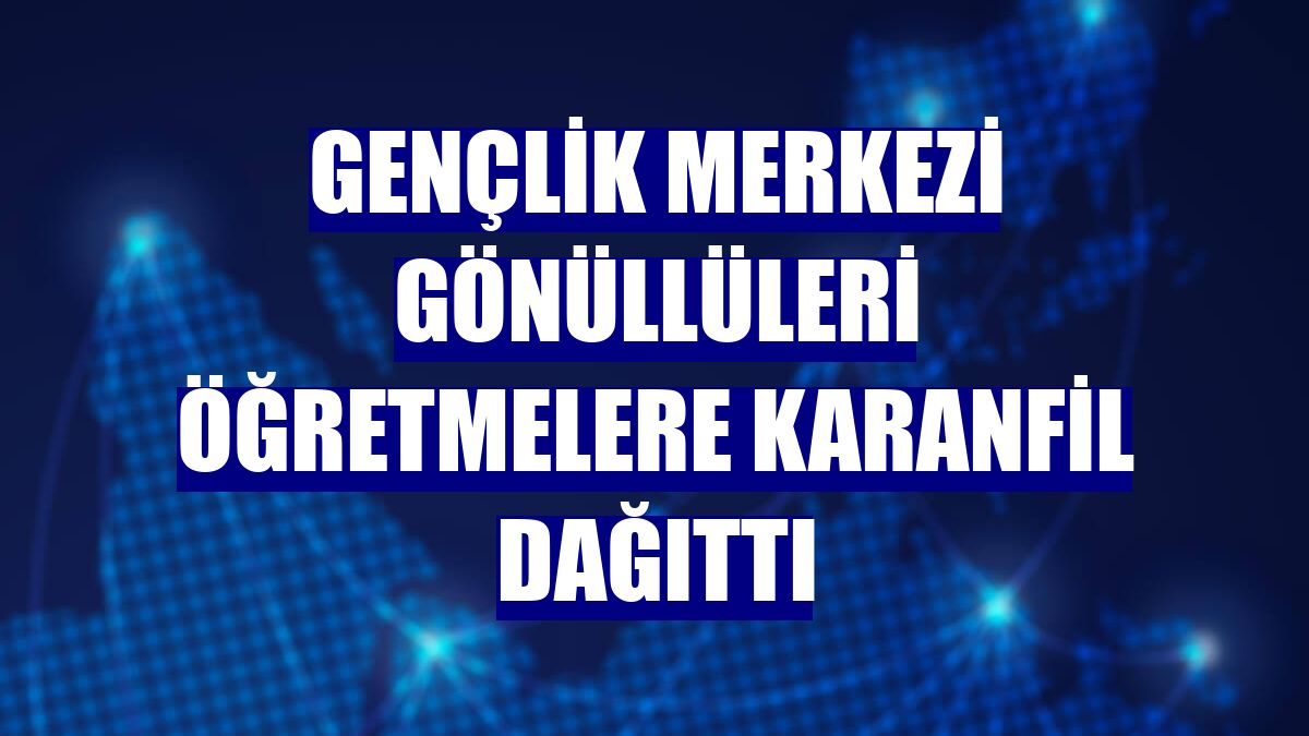 Gençlik merkezi gönüllüleri öğretmelere karanfil dağıttı