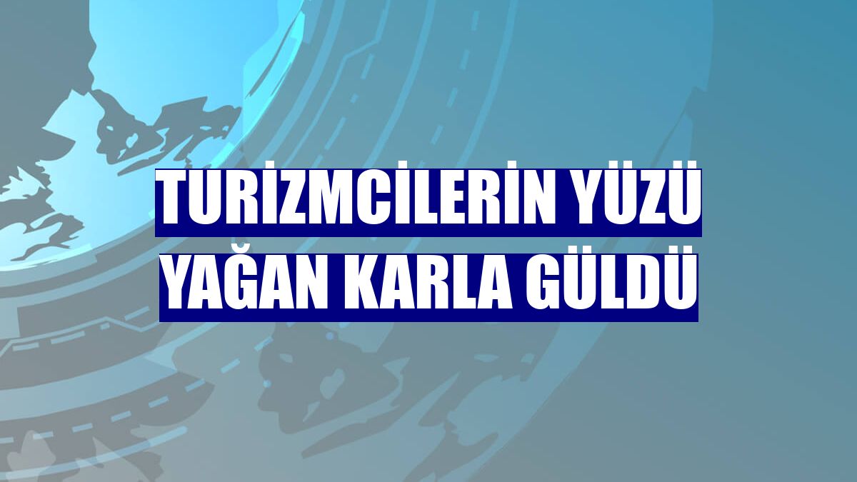 Turizmcilerin yüzü yağan karla güldü