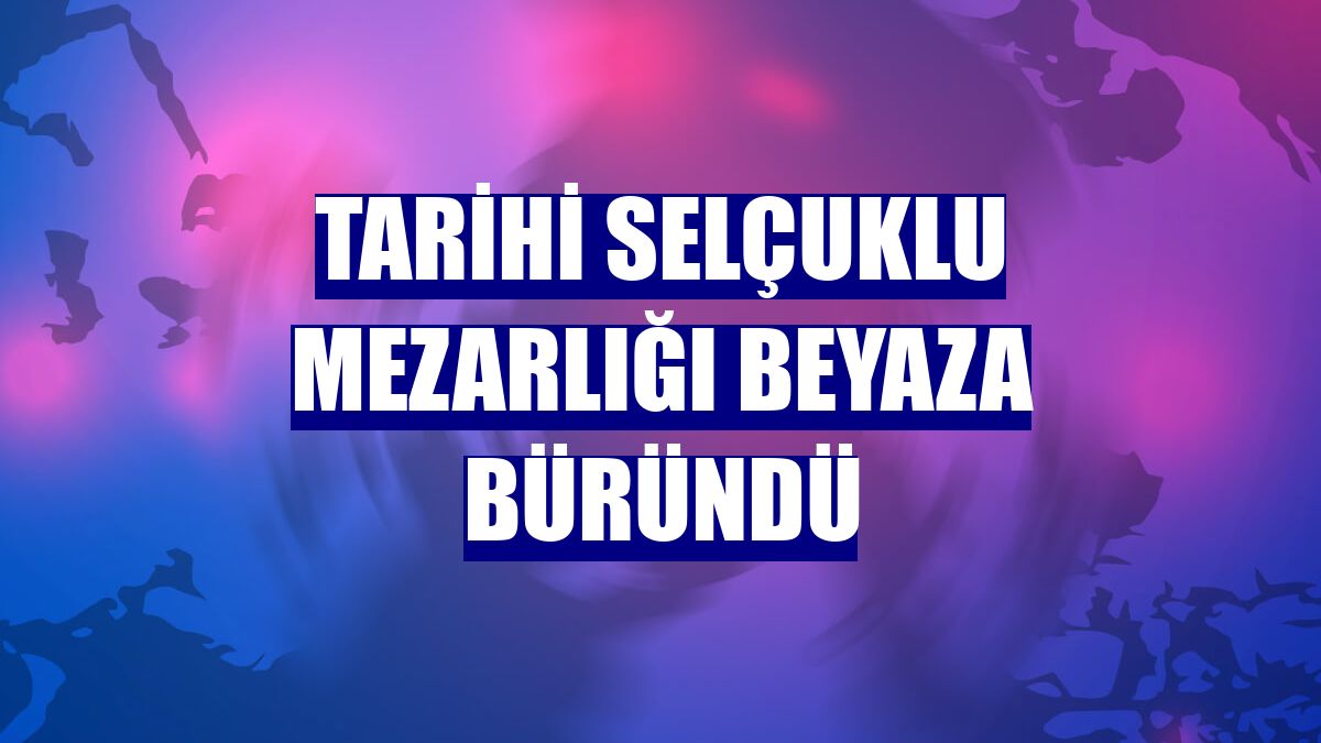 Tarihi Selçuklu Mezarlığı beyaza büründü