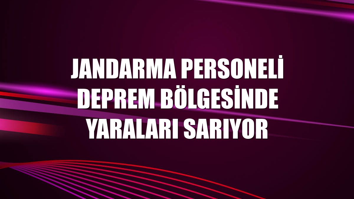 Jandarma personeli deprem bölgesinde yaraları sarıyor