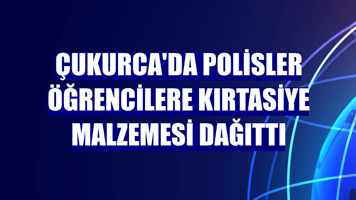 Çukurca'da polisler öğrencilere kırtasiye malzemesi dağıttı