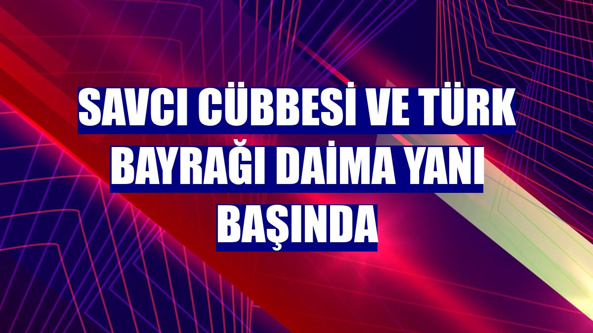 Savcı cübbesi ve Türk bayrağı daima yanı başında