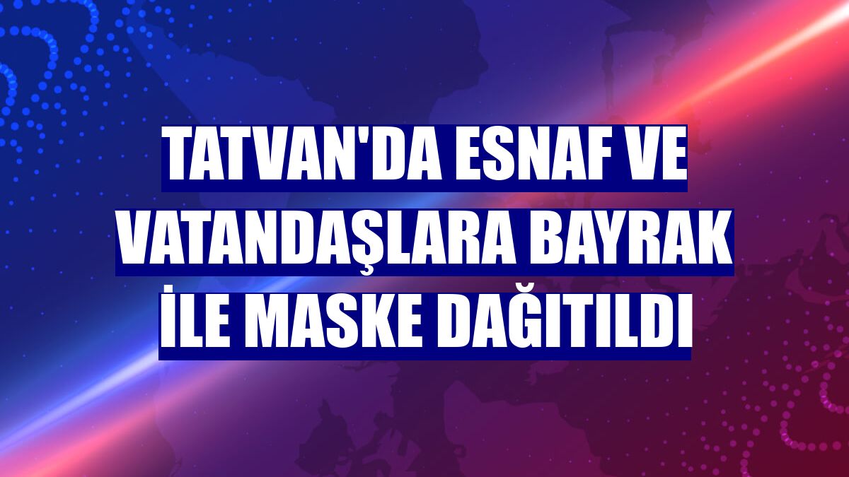 Tatvan'da esnaf ve vatandaşlara bayrak ile maske dağıtıldı