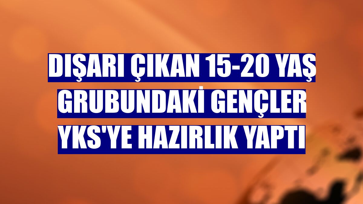 Dışarı çıkan 15-20 yaş grubundaki gençler YKS'ye hazırlık yaptı