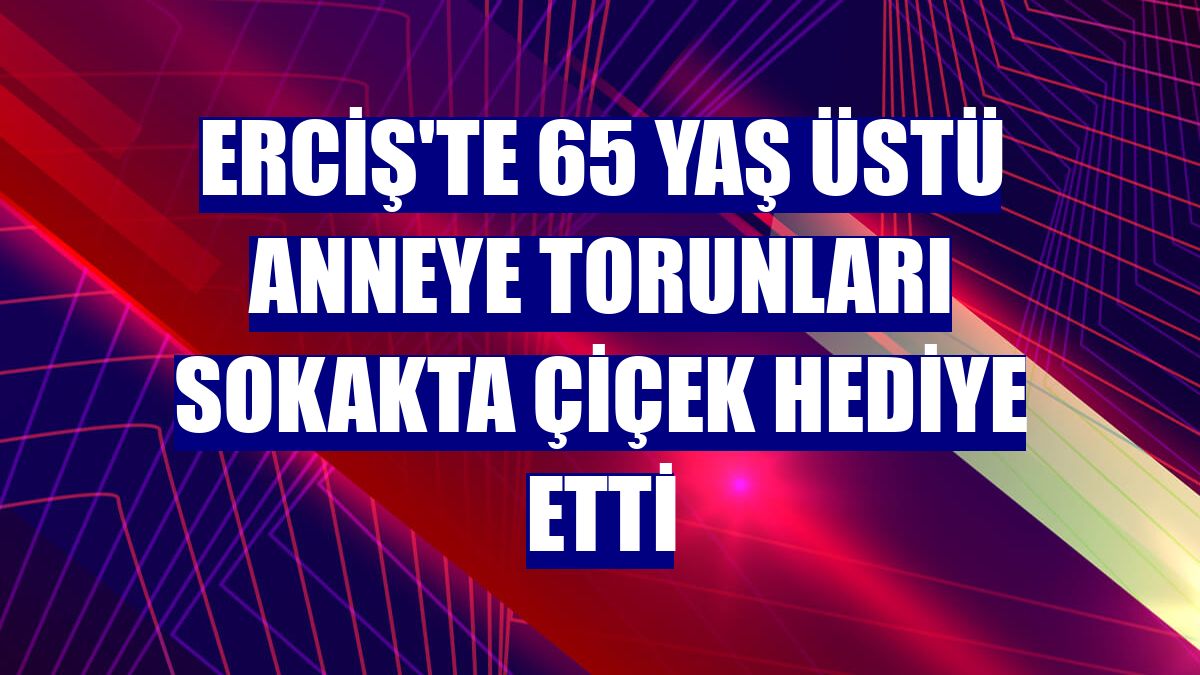 Erciş'te 65 yaş üstü anneye torunları sokakta çiçek hediye etti