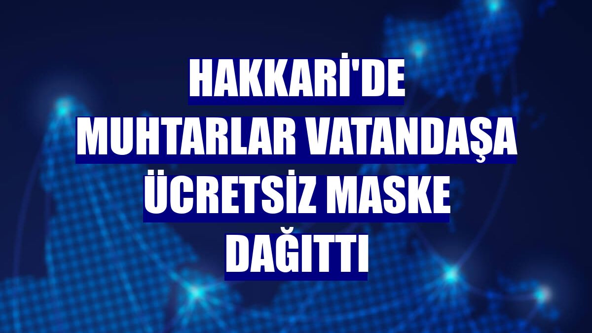 Hakkari'de muhtarlar vatandaşa ücretsiz maske dağıttı