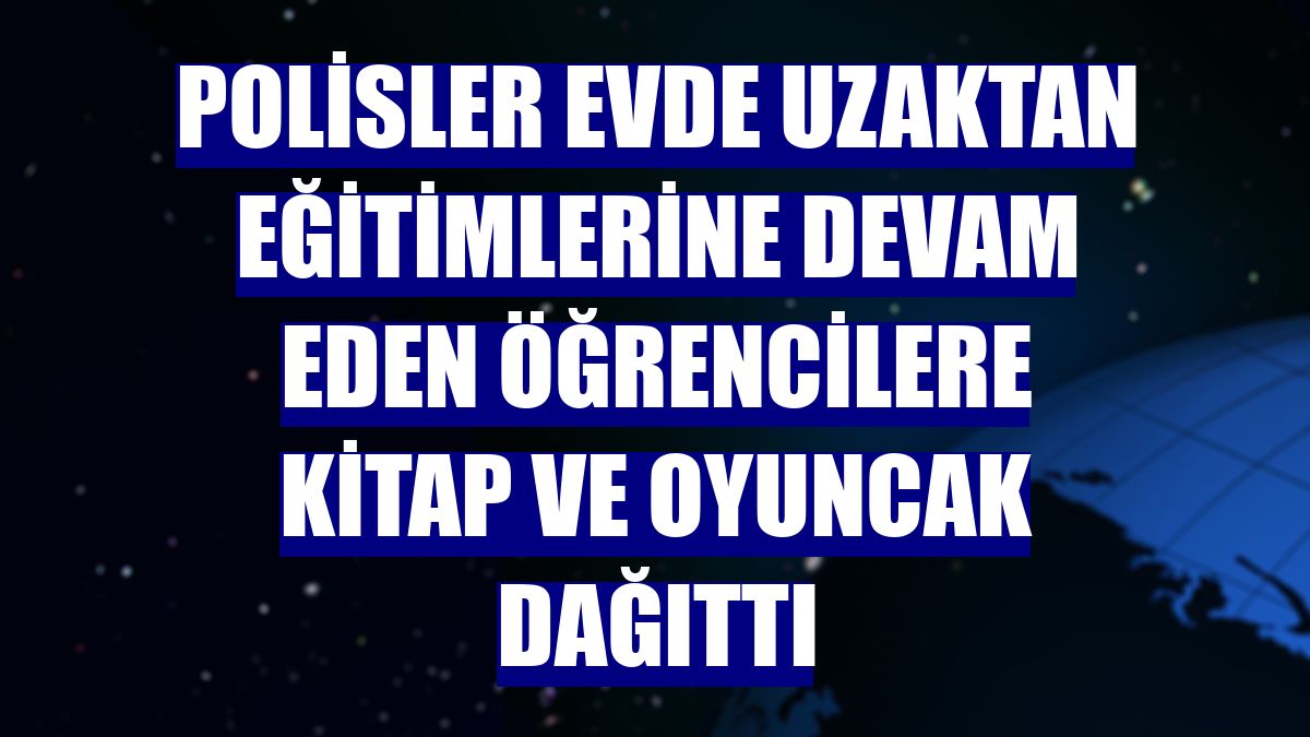 Polisler evde uzaktan eğitimlerine devam eden öğrencilere kitap ve oyuncak dağıttı