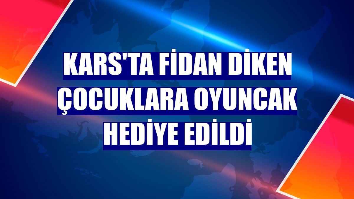 Kars'ta fidan diken çocuklara oyuncak hediye edildi