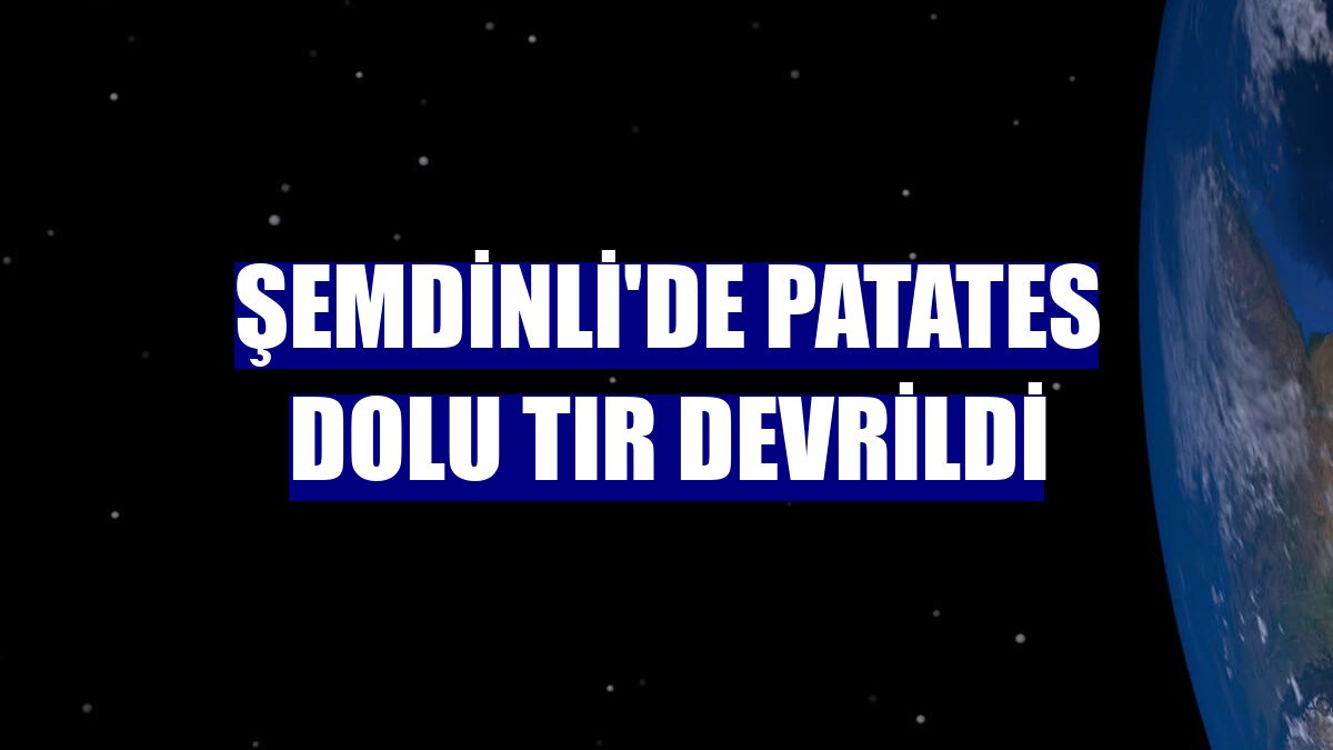 Şemdinli'de patates dolu tır devrildi