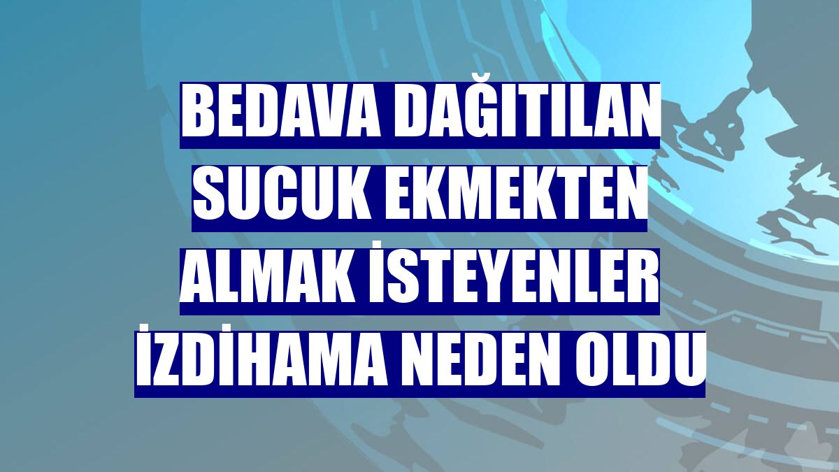 Bedava dağıtılan sucuk ekmekten almak isteyenler izdihama neden oldu
