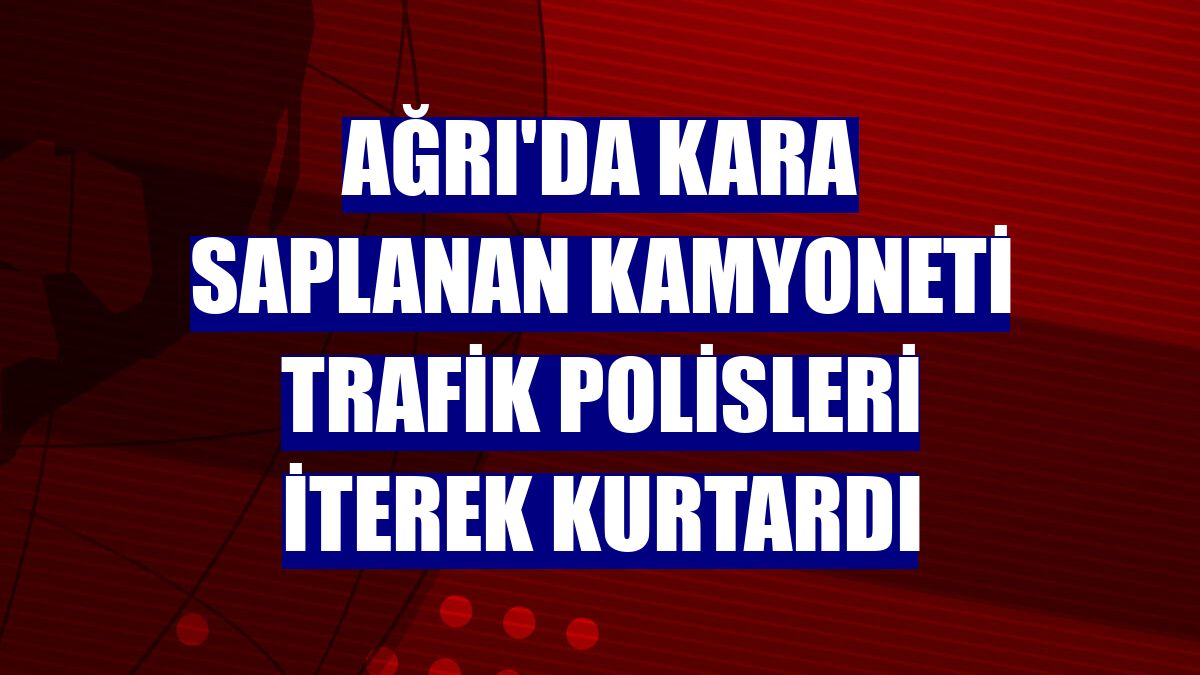 Ağrı'da kara saplanan kamyoneti trafik polisleri iterek kurtardı