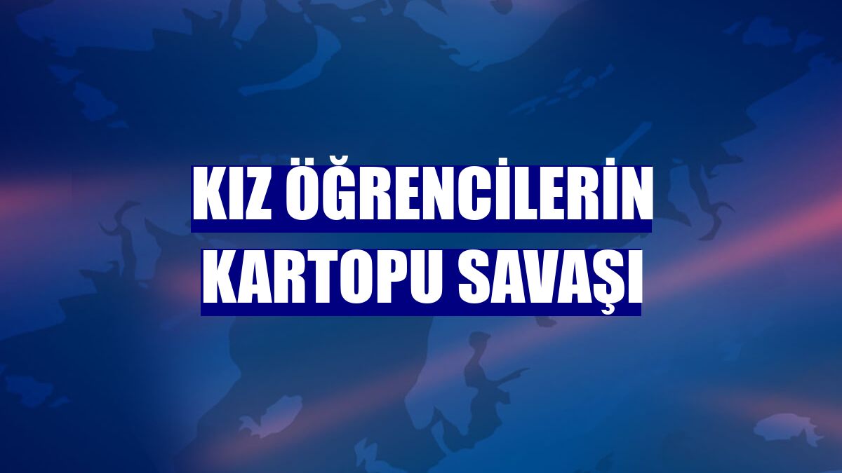 Kız öğrencilerin kartopu savaşı
