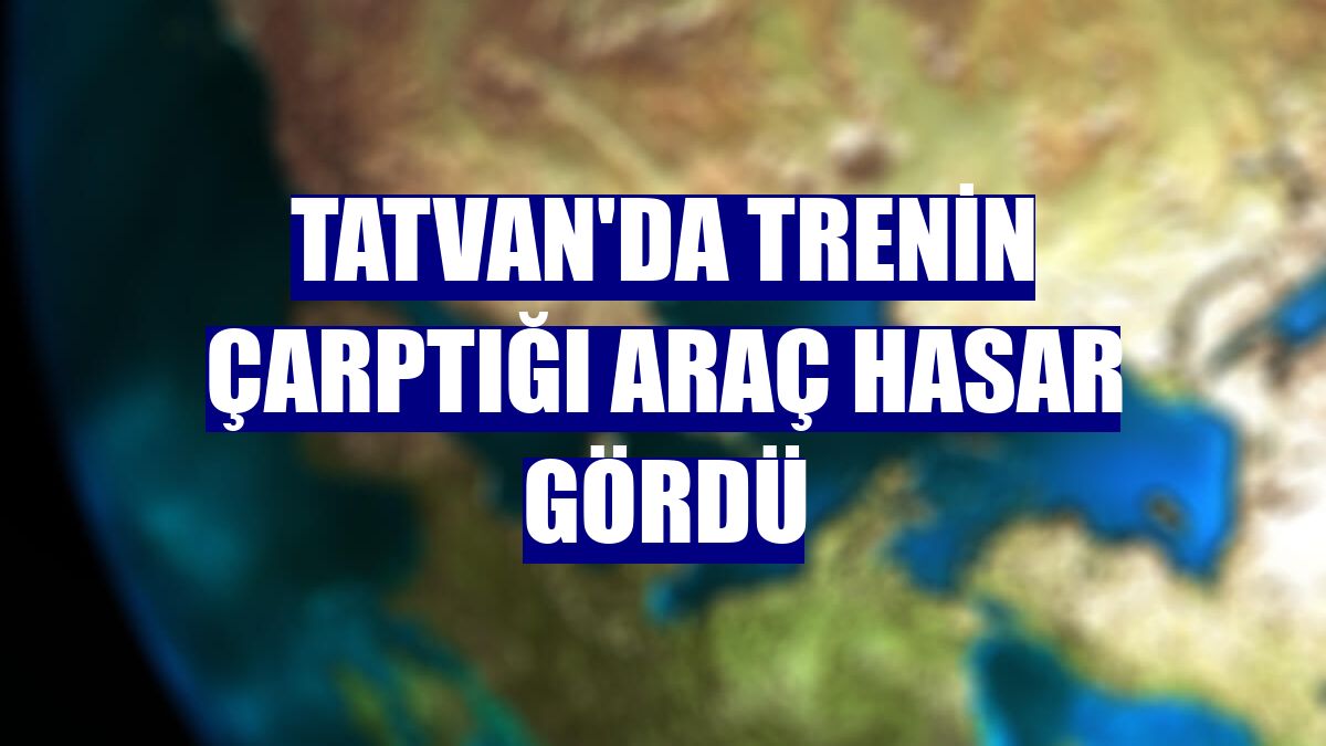 Tatvan'da trenin çarptığı araç hasar gördü