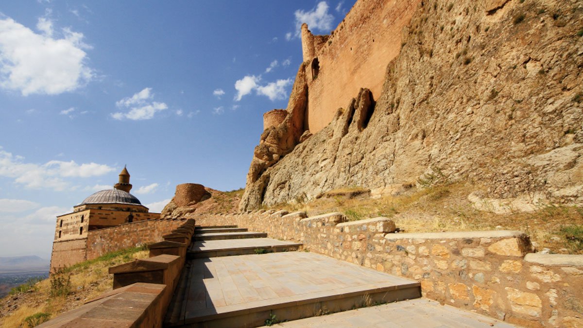Eski Beyazıt Camii Nerede, Kim Tarafından Yapıldı ve Hangi Özellikleri Taşır? (Doğubayazıt/Ağrı)