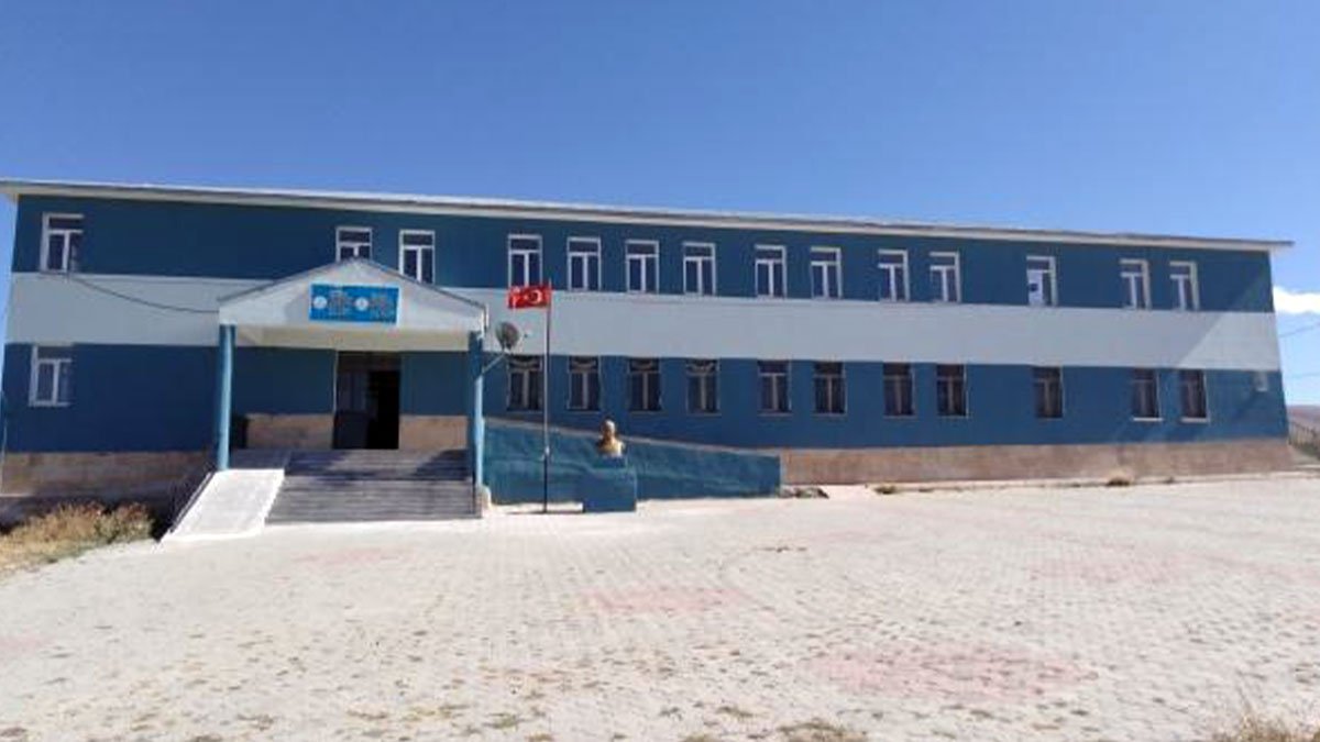 Hacıhalit Ortaokulu (DİYADİN / AĞRI)