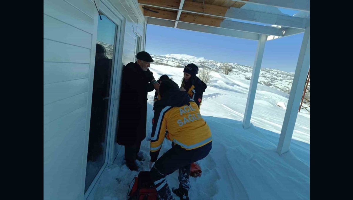 1 kilometrelik yolu yürüyerek hastaya ulaştılar