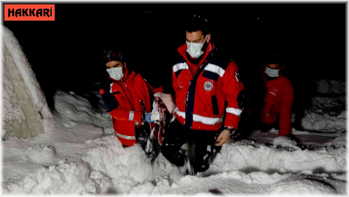 1 metreyi aşan karda sağlık ekiplerinin hasta kurtarma mücadelesi