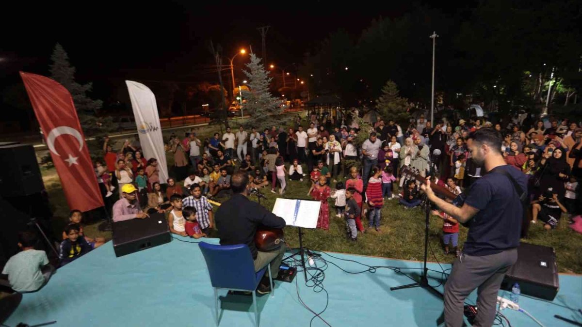 1. Van Denizi Yüzme Festivali başladı