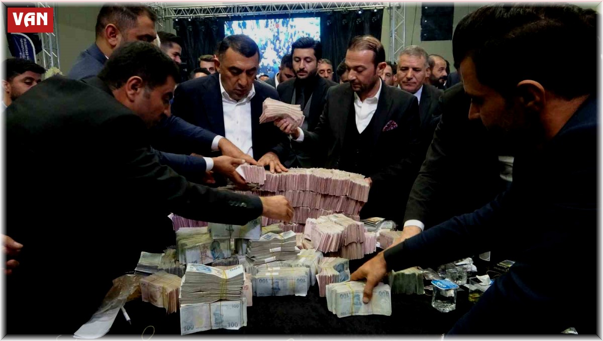 10 bin kişinin katıldığı düğünde damada 10 milyon TL, geline ise kilolarca altın takıldı