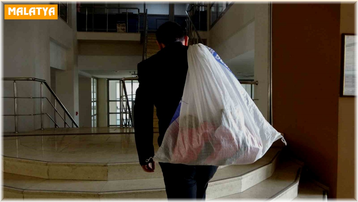 10 yıldır topladığı taşları çuvalla müzeye götürdü