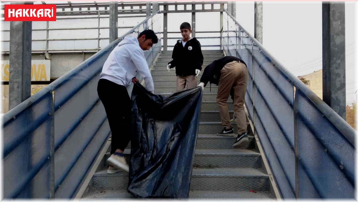 100 gönüllü 3 kilometrelik yolda temizlik yaptı