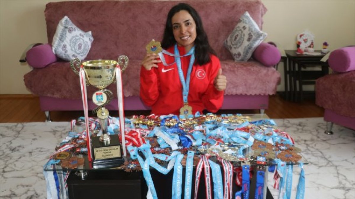 100'ü aşkın madalya kazanan milli kayakçı Seher Kaçmaz, kız çocuklarına örnek olmak istiyor