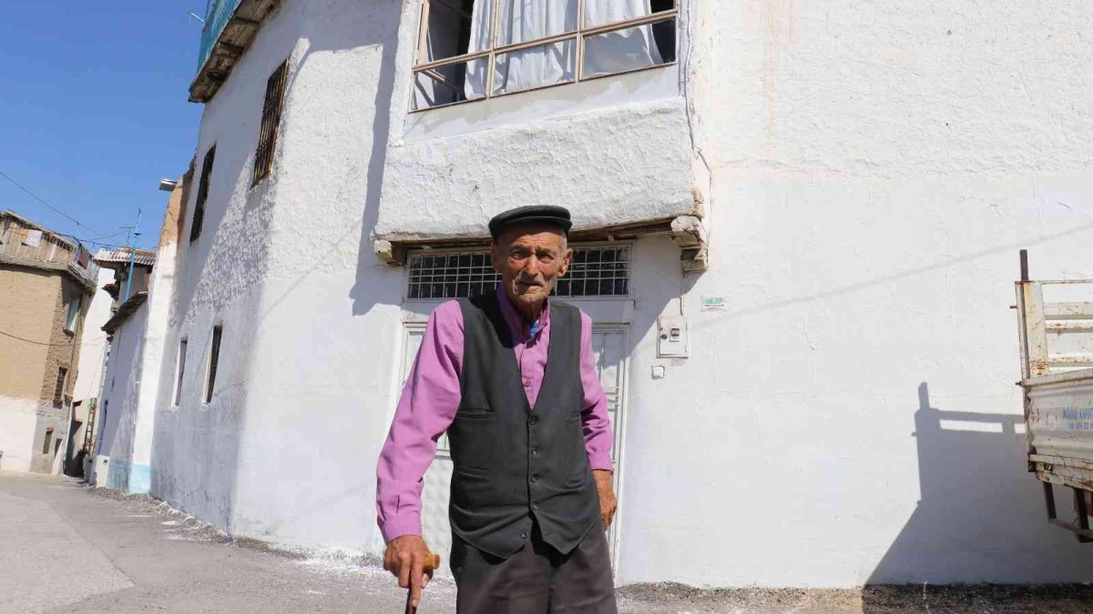 100 yaşındaki Ali Hakverdi eski bayramları özlüyor