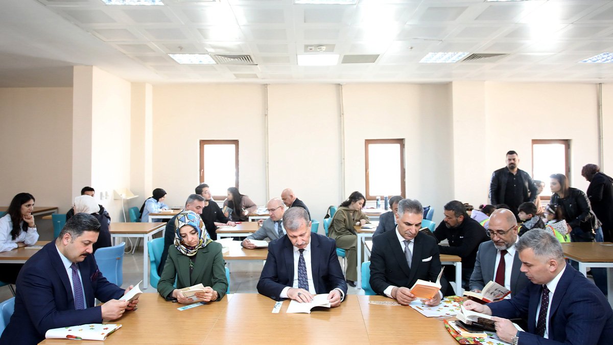 AİÇÜ’de Kütüphaneler Haftası etkinliğinde en çok kitap okuyan öğrenciler ödüllendirildi