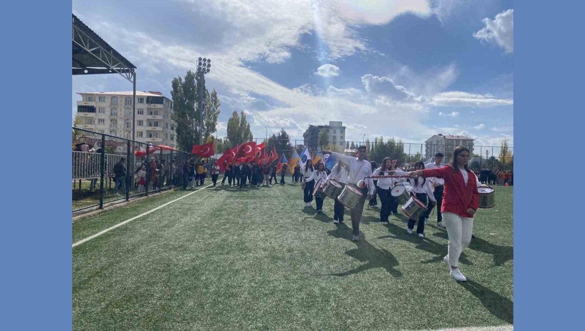 102'nci Yıl Coşkusu Patnos'u Sardı: Öğrencilerin Geçişi Büyük Beğeni Topladı