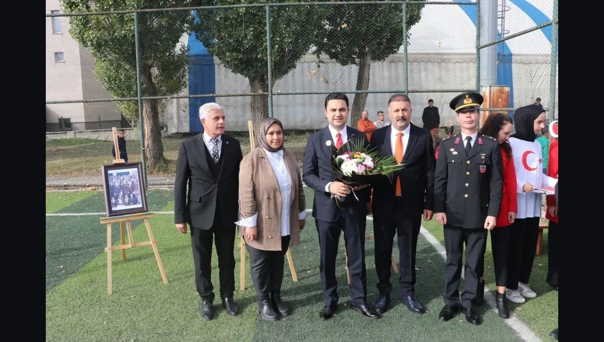 102'nci Yıl Coşkusu Tutak'ı Sardı: Öğrenciler ve Vatandaşlar Kortejde Buluştu