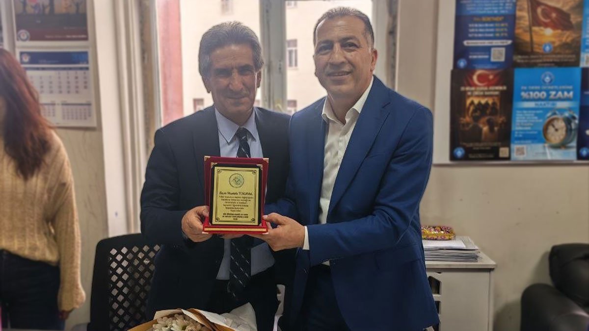 Ağrı'da 40 yıllık eğitimci Mustafa Tokmak'a anlamlı veda