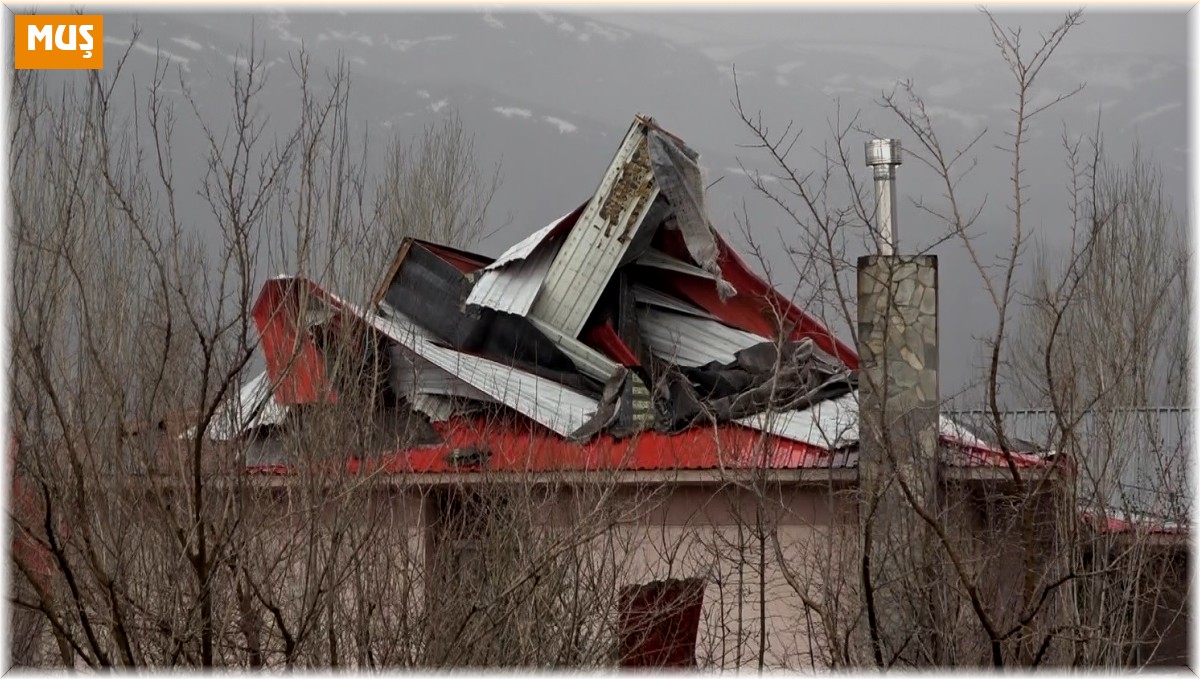 107 kilometre hıza ulaşan şiddetli fırtına çatıları uçurdu
