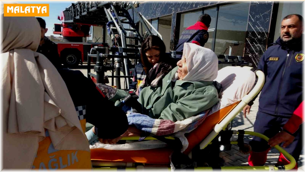 11'inci kattaki evlerinden çıkamayan anne ve oğlu 384 saat sonra kurtarıldı